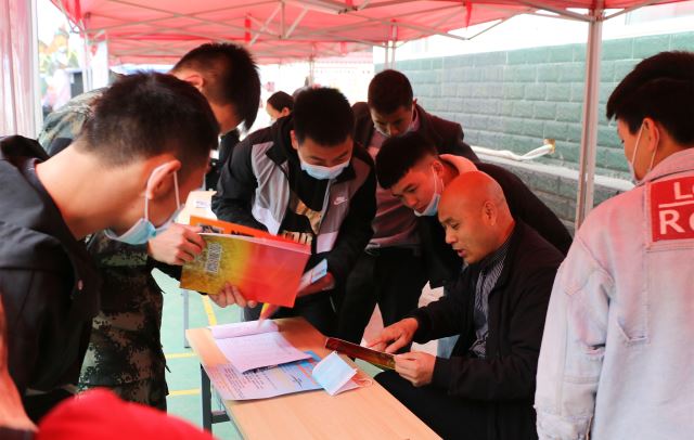 廣元朝天區(qū)舉辦專場(chǎng)招聘會(huì) 13家企業(yè)誠(chéng)聘英才，精準(zhǔn)助力退役軍人就業(yè)